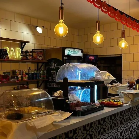 Safestay Presidential Palace Хостел *